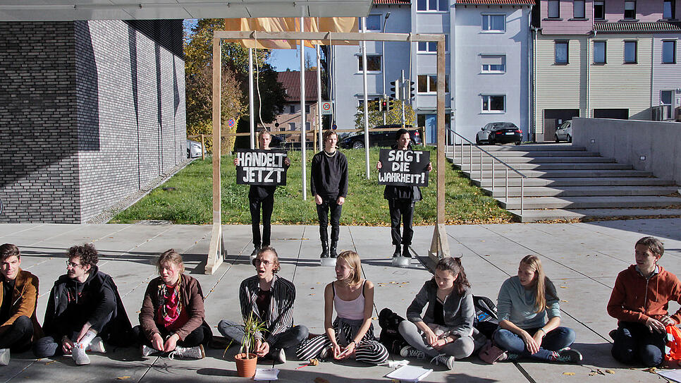 Bild : Symbolischer Protest vor Ratssitzung: Fridays for Future-Aktivisten sitzen vor Eingang Spalier