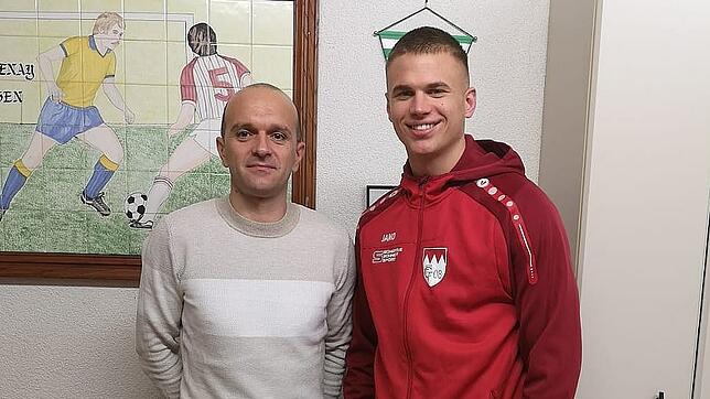 Neu beim FC Tiengen 08: Lukas Peric (rechts, mit Sportchef Jasmin Rastoder) kehrt nach einem halben Jahr beim Freiburger FC zurück und ...