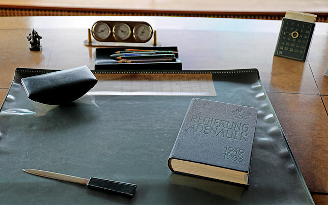 Blick auf den Schreibtisch im Kanzler-Pavillon mit Bleistiften und Brieföffner. Titel des Buchs: Regierung Adenauer 1949 &ndash; 1963.