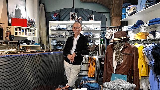 Peter Würden wartet &ndash; für das Foto ausnahmsweise ohne Maske &ndash; in seinem Herrenbekleidungsgeschäft auf Kunden. Wie viele ...