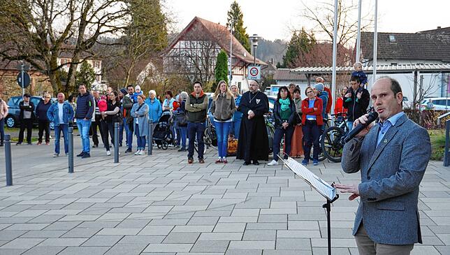 Im Namen der drei Musikvereine heißt Otto Kopp, Vorsitzender des Musikvereins Deggenhausen-Lellwangen, alle willkommen und hält die ...