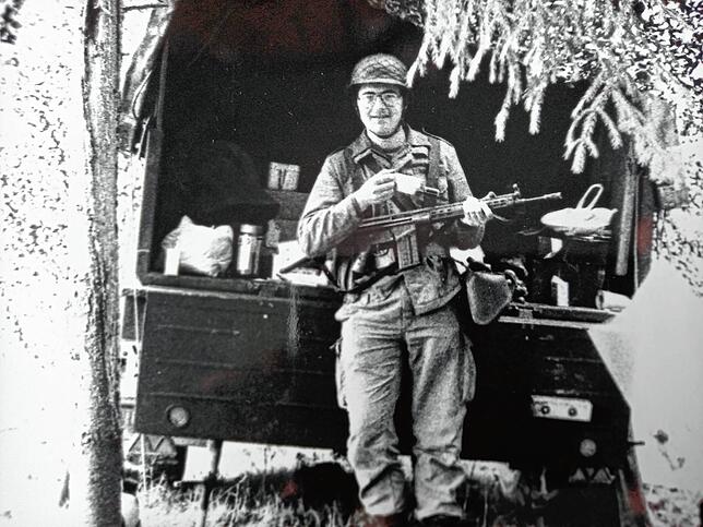 SÜDKURIER-Redakteur Roland Burger im Oktober 1989 als Mitglied des Panzerartilleriebataillons 295 bei einer Übung im bayrischen ...