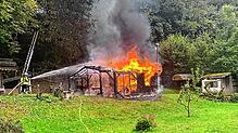 Im Vollbrand: Die Gartenhütte in der Öflinger Hadwigstraße war nicht mehr zu retten.