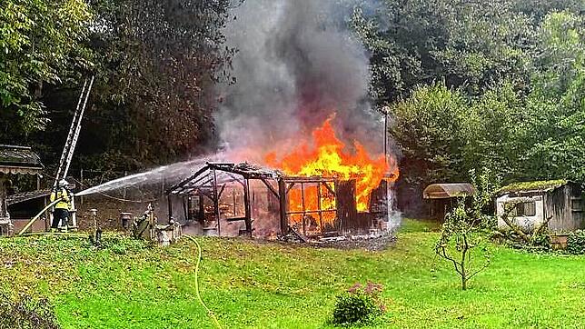 Im Vollbrand: Die Gartenhütte in der Öflinger Hadwigstraße war nicht mehr zu retten.
