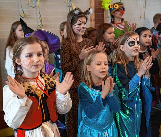 Die Grundschulkinder bedanken sichbei den Hasle Maale mit Gesang und Tanz.