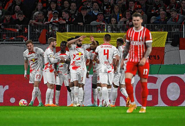 Die Leipziger bejubeln das Tor zum 1:0.