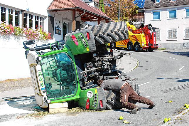 Bild 1: Wahlwies: Bilder - Bergung des umgekippten Traktors in der Adler-Kurve!