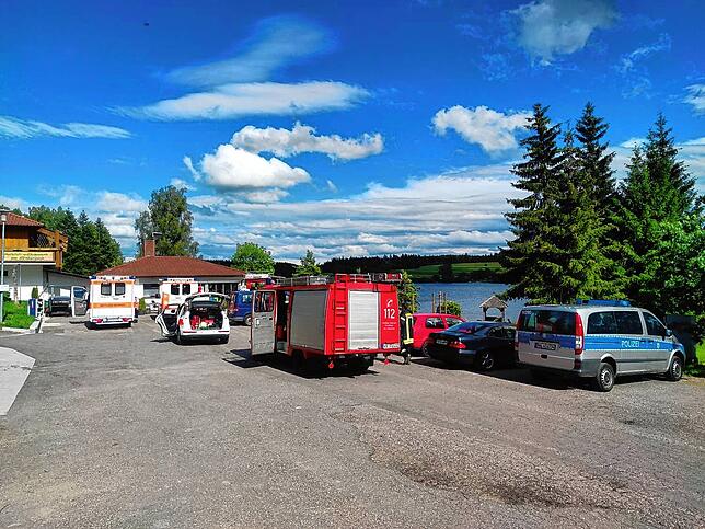 Einsatzkräfte auf der Campingplatz-Seite des Sees.