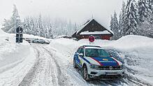 Ein Fahrzeug der Bergwacht steht vor der Rettungswache auf dem Feldberg. Eine Wandererin ist Sonntagnachmittag am Feldberg in den Schnee ...