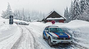 Ein Fahrzeug der Bergwacht steht vor der Rettungswache auf dem Feldberg. Eine Wandererin ist Sonntagnachmittag am Feldberg in den Schnee ...