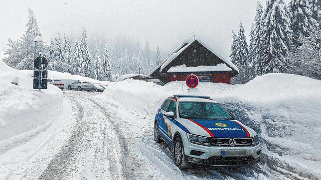 Ein Fahrzeug der Bergwacht steht vor der Rettungswache auf dem Feldberg. Eine Wandererin ist Sonntagnachmittag am Feldberg in den Schnee ...