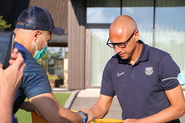 Henrik Larsson (rechts) gibt bei der Ankunft des FC Barcelona am Öschberghof Autogramme. Die Aufnahme stammt vom 28. Juli 2021.