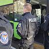 (Symbolbild) Bundespolizisten kontrollieren immer wieder Busse, die über Konstanz aus der Schweiz nach Deutschland fahren. Am Dienstag, ...