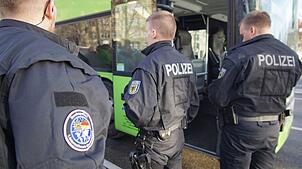 (Symbolbild) Bundespolizisten kontrollieren immer wieder Busse, die über Konstanz aus der Schweiz nach Deutschland fahren. Am Dienstag, ...