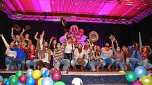 Die Krebsbachputzer wirbeln beim Bunten Abend zur Freude des Publikums als Cowboys über die Bühne. Bilder: Susanne Schön