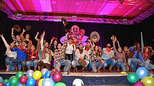 Die Krebsbachputzer wirbeln beim Bunten Abend zur Freude des Publikums als Cowboys über die Bühne. Bilder: Susanne Schön