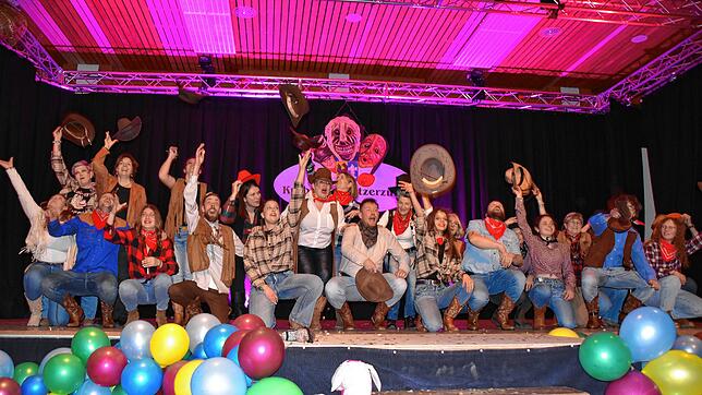 Die Krebsbachputzer wirbeln beim Bunten Abend zur Freude des Publikums als Cowboys über die Bühne. Bilder: Susanne Schön