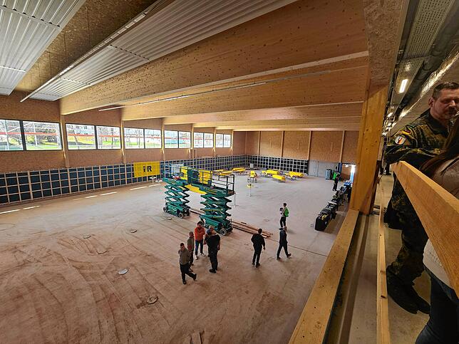 Der Boden der Zweifeldporthalle wird noch mit Linoleum ausgelegt.
