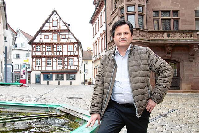 Georg Kille arbeitet bei der Volksbank in Meßkirch, das Foto entstand am Marktbrunnen.