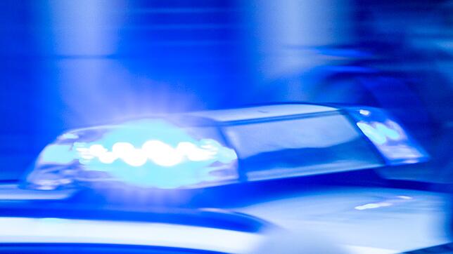 Nach einem Zusammenstoß mit einem Auto in Karlsruhe ist ein Rollerfahrer gestorben. (Symbolbild)