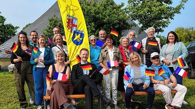 Die Beteiligten freuen sich schon einmal auf das große Fest zum 50. Jubiläum der Städtepartnerschaft zwischen Radolfzell und Istres – ...