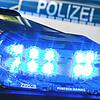 Eine Blaulicht leuchtet auf dem Dach eines Polizeiwagens. (Symbolbild)