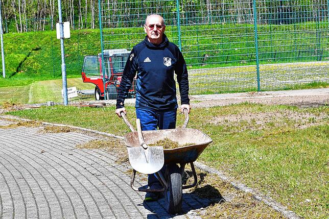 Platzwart: Jürgen Lonardoni bei der täglichen Arbeit im Waldstadion Laufenburg.