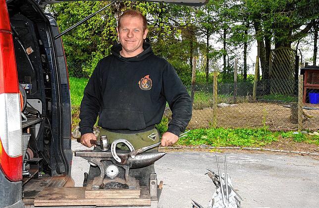 Klappe auf, Amboss raus: Fabian Kaiser ist mit seiner rollenden Schmiedewerkstatt das ganze Jahr unterwegs.