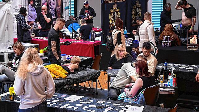An den Ständen der Tattoostudios herrscht an beiden Tagen reger Betrieb. Die Tätowiernadeln surren im Akkord.