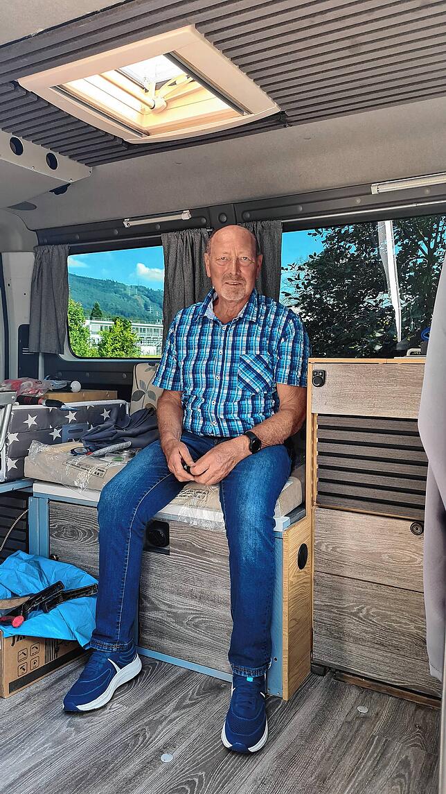 Gerhard Lange sitzt in seinem Campervan, den er zur Zeit für sich und seine Frau Carola in ganz viel Selbstarbeit ausbaut.