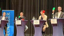Volker Mayer-Lay (CDU), Andreas Reich (Die Linke), Akif Akyildiz (FDP) und Leon Hahn (SPD, von links) geben mit roten und grünen Karten ...