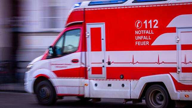 Mit schweren Verletzungen wird der junge Mann ins Krankenhaus gebracht. (Symbolbild)