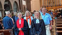 Im Vordergrund Dekanin Bärbel Schäfer und Diakonin Lena Zacheus beim Auszug aus der Kirche in Schopfheim (von links). Foto: Wolfgang Grether
