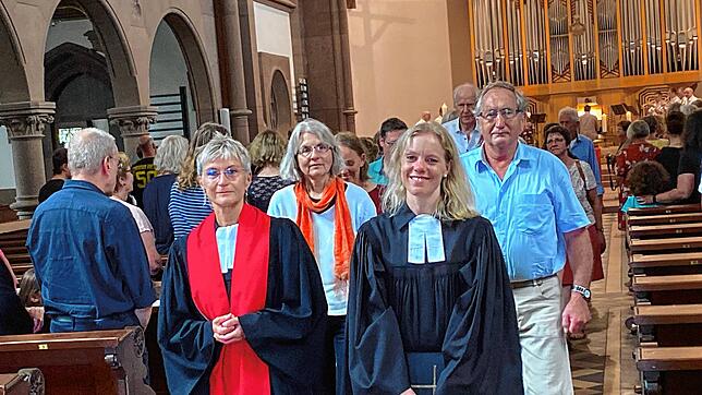 Im Vordergrund Dekanin Bärbel Schäfer und Diakonin Lena Zacheus beim Auszug aus der Kirche in Schopfheim (von links). Foto: Wolfgang Grether