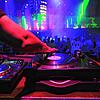 Ein DJ legt bei einem Berliner Rave Techno-Musik auf. In der Stadthalle Wehr soll es 11. Oktober bei der Rave Night ähnlich aussehen.