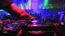 Ein DJ legt bei einem Berliner Rave Techno-Musik auf. In der Stadthalle Wehr soll es 11. Oktober bei der Rave Night ähnlich aussehen.