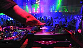 Ein DJ legt bei einem Berliner Rave Techno-Musik auf. In der Stadthalle Wehr soll es 11. Oktober bei der Rave Night ähnlich aussehen.