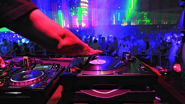 Ein DJ legt bei einem Berliner Rave Techno-Musik auf. In der Stadthalle Wehr soll es 11. Oktober bei der Rave Night ähnlich aussehen.