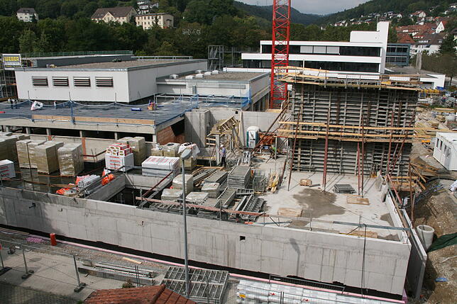 Bild 5: So hat sich die Waldshuter Stadthalle von außen während der Sanierungsarbeiten verwandelt