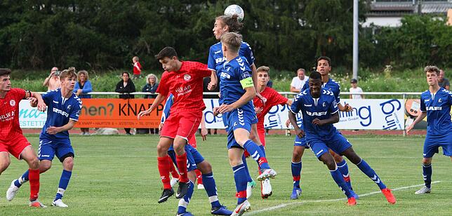 Kopfballstark: Luis Weber (Mitte) empfahl sich beim Testspiel gegen den FC Winterthur für weitere Aufgabe beim Bundesliga-Aufsteiger SC ...