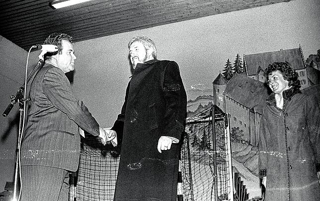Der scheidende Bürgermeister Franz Moser gratuliert seinem Nachfolger Hans Veit. Rechts steht Ingrid Veit. Moser wurde Bürgermeister in ...