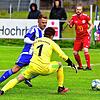 Überraschung: Julian Bächle (hier gegen Torwart Ramon Winkler vom FC Wallbach) leitete mit seinem Anschlusstreffer den Punktgewinn von ...