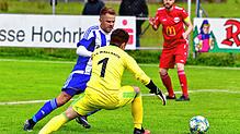 Überraschung: Julian Bächle (hier gegen Torwart Ramon Winkler vom FC Wallbach) leitete mit seinem Anschlusstreffer den Punktgewinn von ...