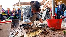 Der Kölner Künstler Gunter Demnig verlegt am Mittwoch die ersten vier Stolpersteine in der Rietstraße 40. Zum Gedenken an die Familie ...