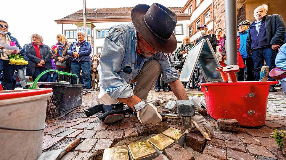 Der Kölner Künstler Gunter Demnig verlegt am Mittwoch die ersten vier Stolpersteine in der Rietstraße 40. Zum Gedenken an die Familie ...