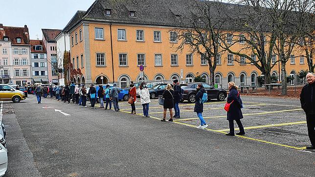 Sie wollen ran an die Spritze. Bilder wie dieses auf dem Stephansplatz in Konstanz sind in den nächsten Wochen und Monaten noch öfters ...