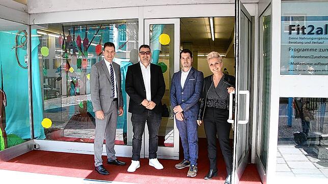 Oberbürgermeister Erik Pauly, Sachverständiger Manuel Kienzler, Leiter der Wirtschaftsförderung Theo Kneer, sowie die City Managerin ...