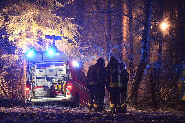 Rettungskräfte mit Scheinwerfern sichern die Absturzstelle.
