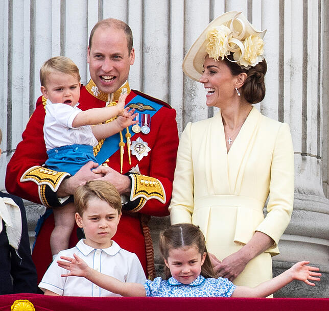 Prinz William (mit Prinz Louis auf dem Arm), seine Frau Kate und die Kinder Prinz George und Prinzessin Charlotte (vorn).