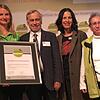 Nadina Götz (links) von der Touristinfo Blumberg und Monika Recktenwald (rechts) Vorsitzende des örtlichen Schwarzwaldvereins, freuen ...